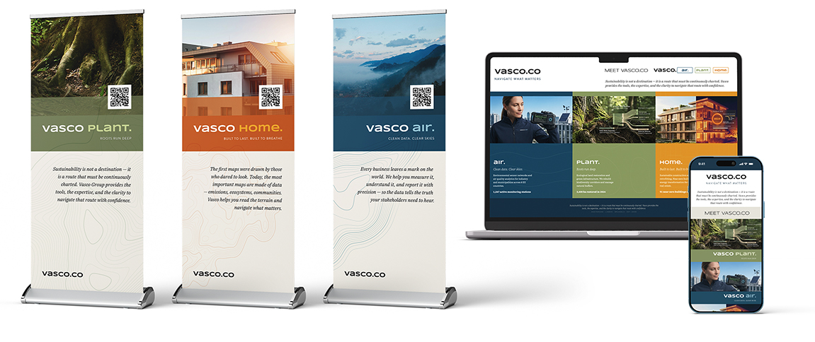 Roll-up Vasco obok wersji cyfrowej raportu na ekranie telefonu — ten sam system wizualny w druku i online.